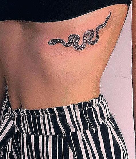 tatouage serpent entre les seins